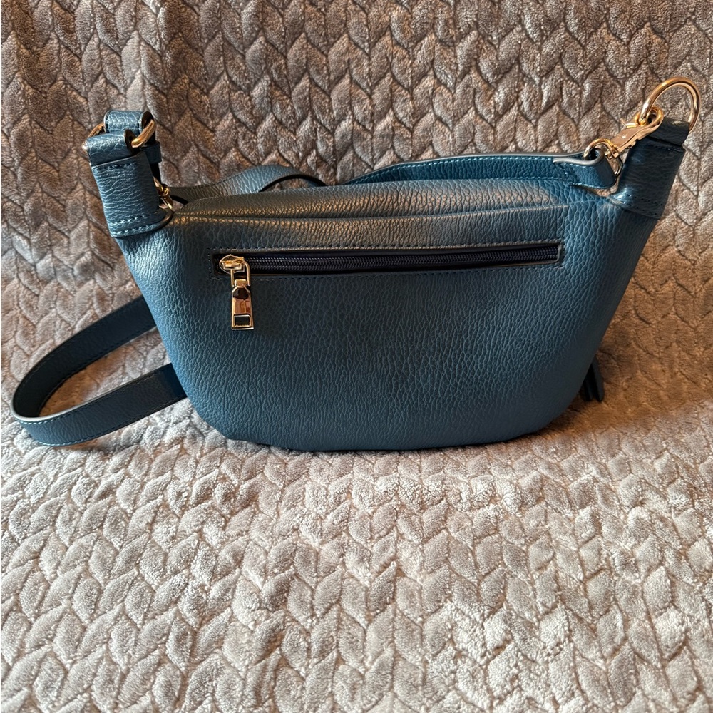 Poppy and Peonies
CROSSBODY/SLING BAG NWOT
DIMENSIONS *** 12”L x 6”H x 4” W*** - Picture 2 of 7
